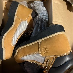 Juniors size 4 Timberland wheat nubuck